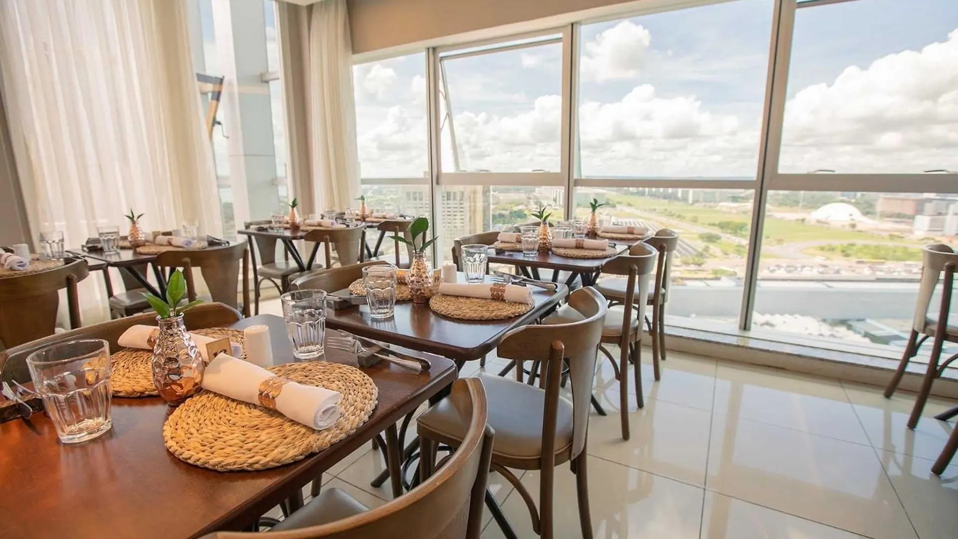 V909 Flat Bem Espacoso Com Varanda Vista Esplanada Brasília Apartament